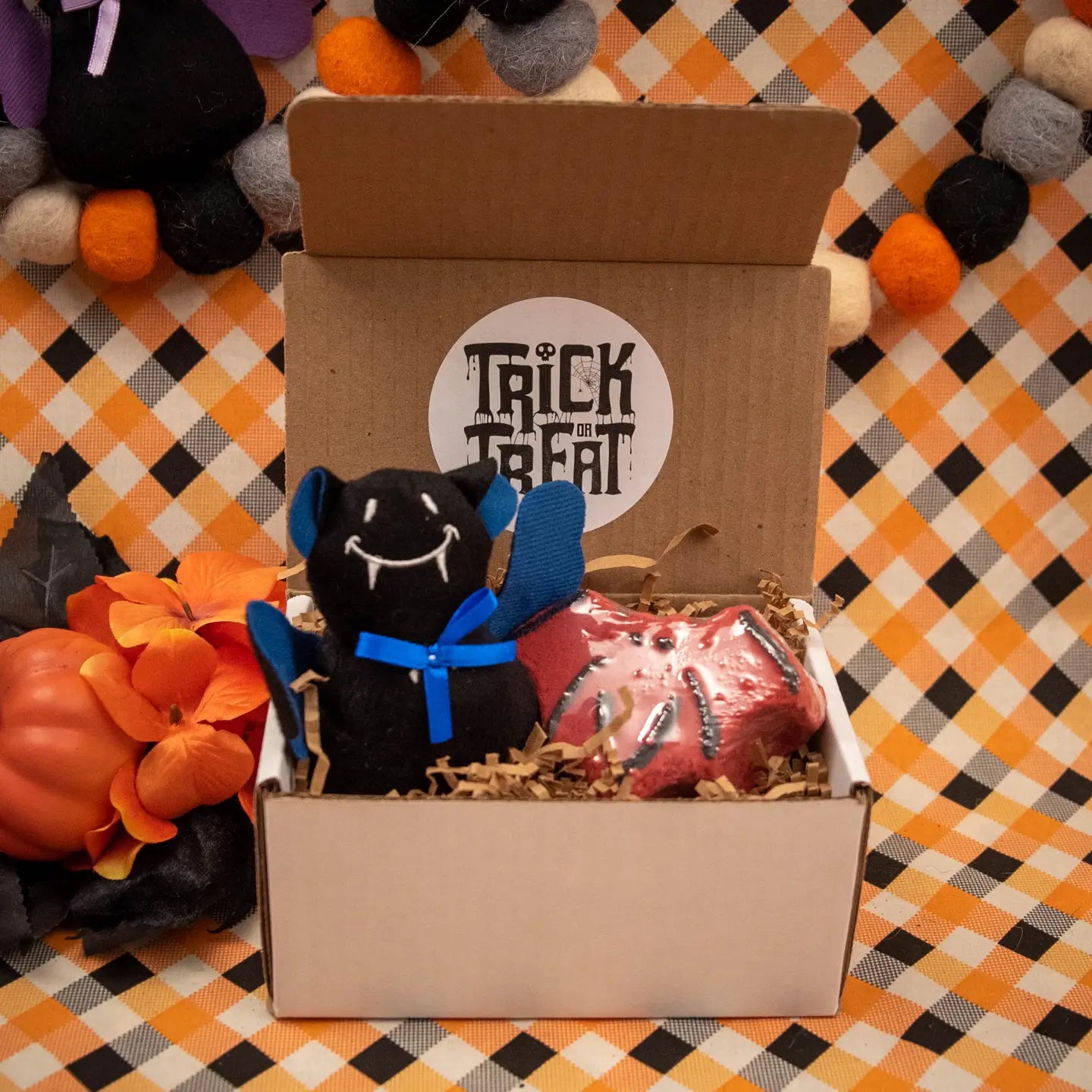 HALLOWEEN GIFT BOX WITH PLUSH AND BAT BATH BOMB