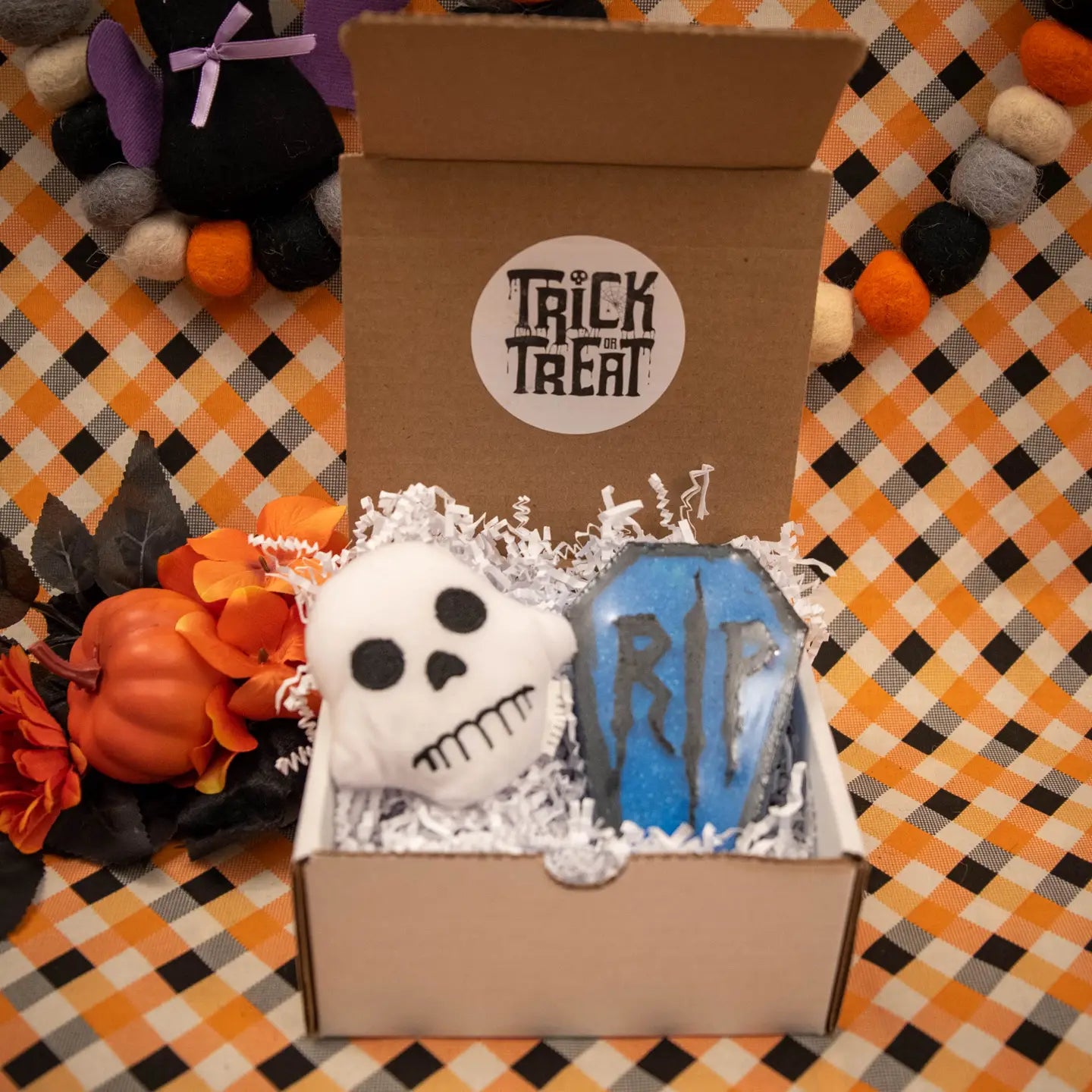 HALLOWEEN GIFT BOX WITH PLUSH AND COFFIN BATH BOMB