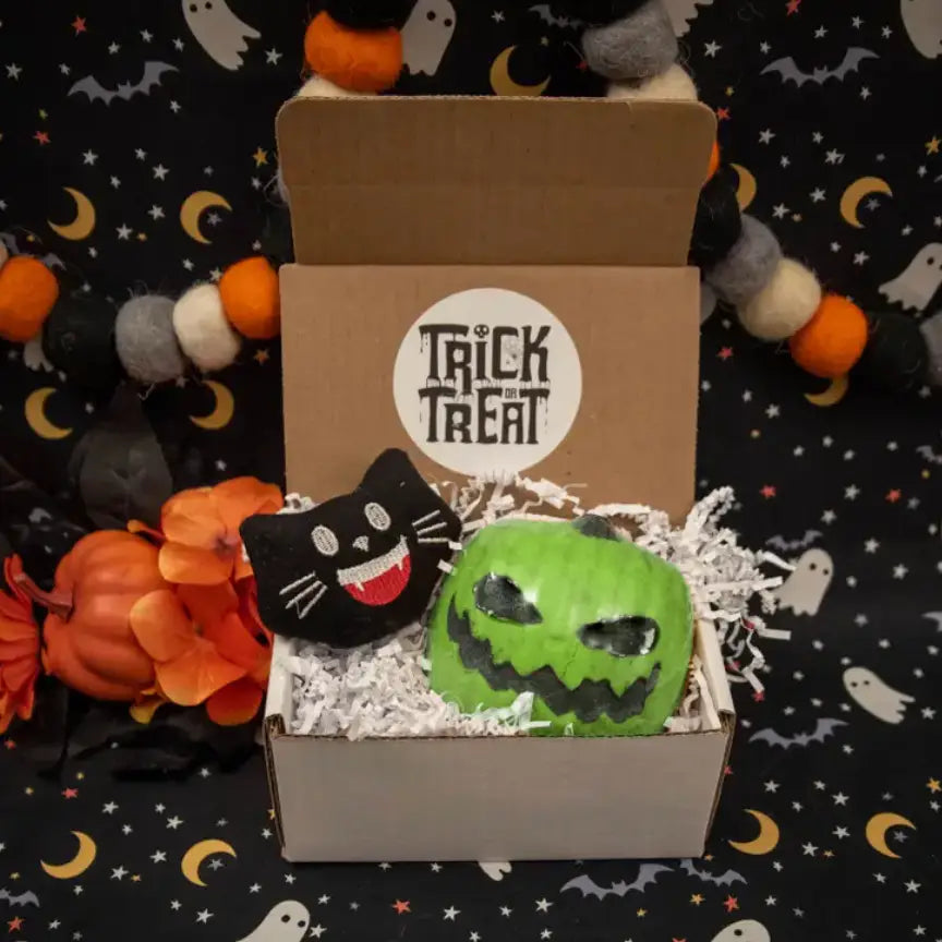 HALLOWEEN GIFT BOX WITH PLUSH AND JACK O LANTERN BATH BOMB