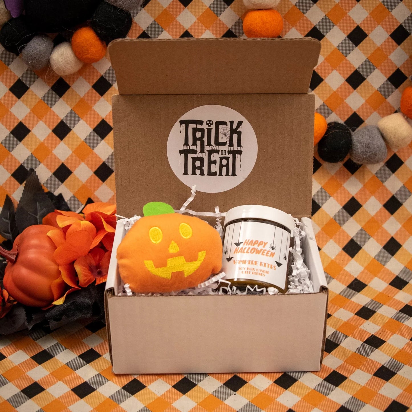 HALLOWEEN GIFT BOX WITH CANDLE AND PLUSH